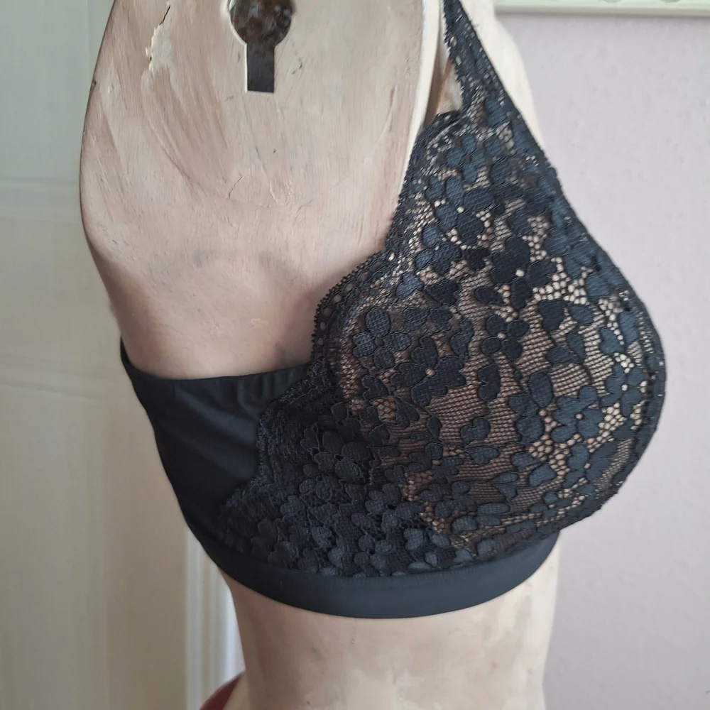 Warner's Black Floral Lace Wireless Bralette